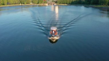 Minsk, Beyaz Rusya - Mayıs 2019: Gündüz Minsk şehrinde Nemiga nehri ile giden teknenin havadan görünümü