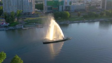 Minsk, Beyaz Rusya - Mayıs 2019: Gündüz Minsk şehrinde Nemiga nehri üzerindeki çeşmenin havadan görünümü