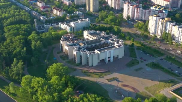 민스크 벨라루스 2019년 화창한 네미가와 포베디텔리 애비뉴 도심의 비즈니스 건물이 — 비디오