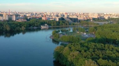 Minsk, Beyaz Rusya - Mayıs 2019: Nemiga ve Pobeditelei bulvarının havadan drone görüntüsü, şehir merkezi. Konut ve iş binaları ile sokaklar