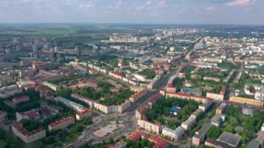 Minsk, Beyaz Rusya - Mayıs 2019: Gündüz karayolu trafiği ile modern şehir mimarisi havadan görünümü, Minsk, Beyaz Rusya