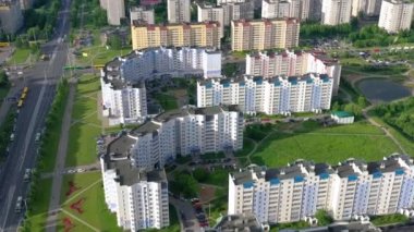 Minsk, Beyaz Rusya - Mayıs 2019: Gündüz karayolu trafiği ile modern şehir mimarisi havadan görünümü, Minsk, Beyaz Rusya