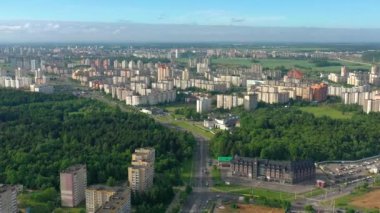 Minsk, Beyaz Rusya - Mayıs 2019: Gündüz yeşil ağaçlarla yerleşim alanları nın mimarisine havadan bakış, Minsk, Beyaz Rusya