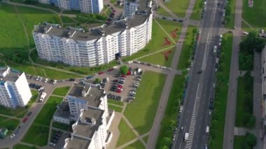 Minsk, Beyaz Rusya - Mayıs 2019: Gündüz karayolu trafiği ile modern şehir mimarisi havadan görünümü, Minsk, Beyaz Rusya