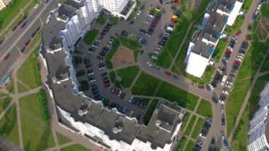 Minsk, Beyaz Rusya - Mayıs 2019: Gündüz karayolu trafiği ile modern şehir mimarisi havadan görünümü, Minsk, Beyaz Rusya