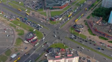 Minsk, Beyaz Rusya - Mayıs 2019: Gündüz modern mimari ile çevrili şehir trafiği ile yollar kavşağında havadan görünüm, Minsk, Beyaz Rusya