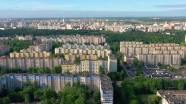 Minsk, Beyaz Rusya - Mayıs 2019: Gündüz yeşil ağaçlarla yerleşim alanları nın mimarisine havadan bakış, Minsk, Beyaz Rusya