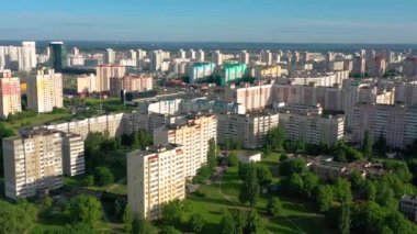 Minsk, Beyaz Rusya - Mayıs 2019: Gündüz karayolu trafiği ile modern şehir mimarisi havadan görünümü, Minsk, Beyaz Rusya