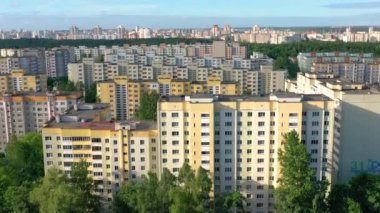 Minsk, Beyaz Rusya - Mayıs 2019: Gündüz yeşil ağaçlarla yerleşim alanları nın mimarisine havadan bakış, Minsk, Beyaz Rusya