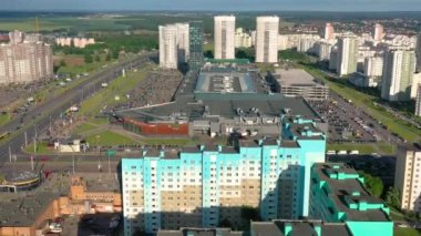Minsk, Beyaz Rusya - Mayıs 2019: Gündüz karayolu trafiği ile modern şehir mimarisi havadan görünümü, Minsk, Beyaz Rusya