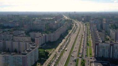 Minsk, Beyaz Rusya - Mayıs 2019: Gündüz karayolu trafiği ile modern şehir mimarisi havadan görünümü, Minsk, Beyaz Rusya