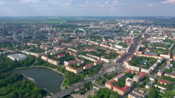 MINSK, BELARUS - MAI 2019 : Vue aérienne par drone de l'avenue Nemiga et Pobeditelei, centre-ville d'en haut. Rues avec bâtiments résidentiels et commerciaux 