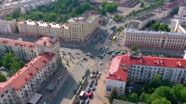 明斯克 白俄罗斯 2019年5月 在白俄罗斯明斯克 白天被现代建筑包围的道路与城市交通的鸟瞰图 — 图库视频影像