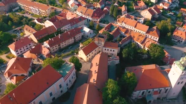 Vista aérea del castillo de Mikulov y el casco antiguo de Mikulov, Moravia del Sur, República Checa . — Vídeo de stock