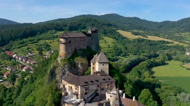 Castillo de Orava en Eslovaquia. Fortaleza medieval sobre acantilado extremadamente alto y empinado junto al río Orava . — Vídeos de Stock