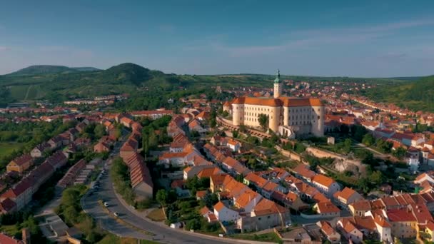 Luftaufnahme der Burg und des alten Stadtzentrums von Mikulow, Südmähren, Tschechische Republik. — Stockvideo