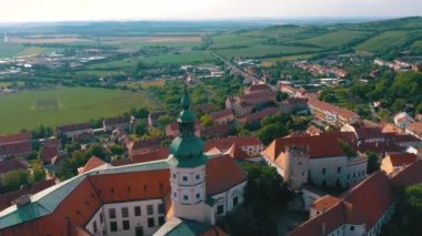 Mikulov Kalesi ve eski kent merkezine Mikulov, South Moravia, Çek Cumhuriyeti Hava görünümünü.
