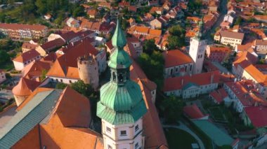 Mikulov Kalesi ve eski kent merkezine Mikulov, South Moravia, Çek Cumhuriyeti Hava görünümünü.