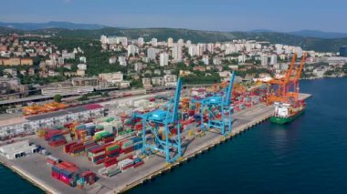 Rijeka, Hırvatistan-Mayıs, 2019: Adriyatik Denizi kıyısında Rijeka Şehir Limanı havadan görünüm drone shot.