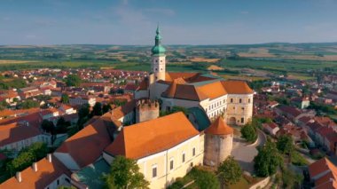 Mikulov Kalesi ve eski kent merkezine Mikulov, South Moravia, Çek Cumhuriyeti Hava görünümünü.
