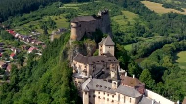 Slovakya 'da Orava Kalesi. Orava Nehri tarafından son derece yüksek ve dik uçurumda Ortaçağ Kalesi.