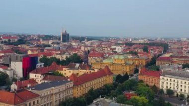 Zagreb, Hırvatistan-Mayıs, 2019: Zagreb şehrinin havadan görünüm drone çekimi.