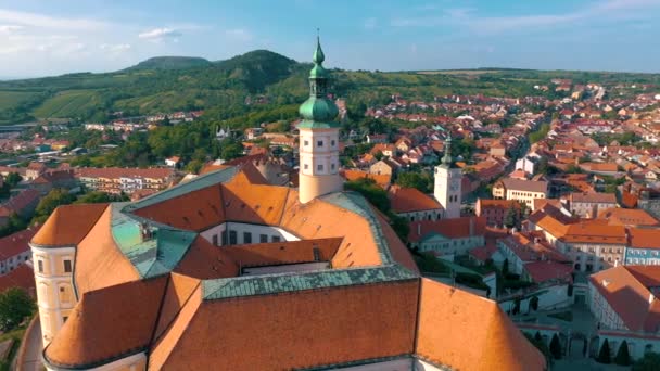 Vista aérea del castillo de Mikulov y el casco antiguo de Mikulov, Moravia del Sur, República Checa . — Vídeo de stock