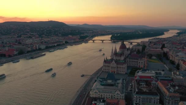Budapest, Ungern-maj, 2019: Flygdrönarvy över Budapests historiska centrum med vacker arkitektur. — Stockvideo