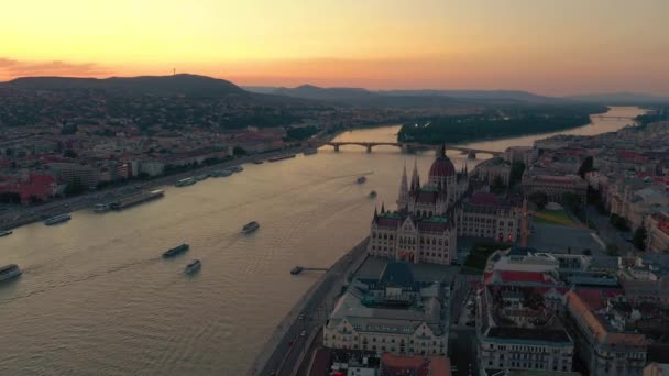 Boedapest, Hongarije-mei, 2019: luchtfoto drone uitzicht van Budapest City Historical Centre met prachtige architectuur. — Stockvideo