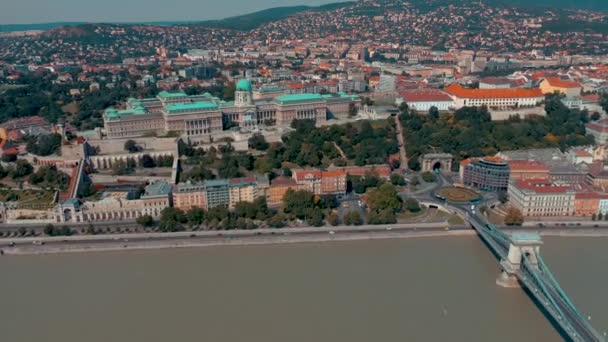 Budapeşte, Macaristan-Mayıs, 2019: güzel mimarisi ile Budapeşte şehir tarihi merkezinin havadan drone görünümü. — Stok video