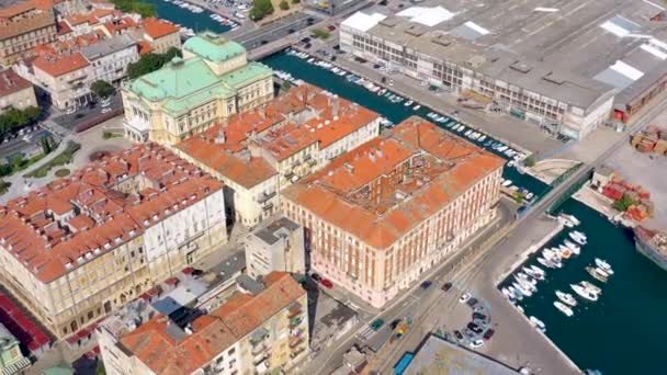 Rijeka, Kroatië-mei, 2019: bovenaanzicht drone schot van Rijeka stad aan de kust van de Adriatische Zee. Stad van bovenaf. — Stockvideo