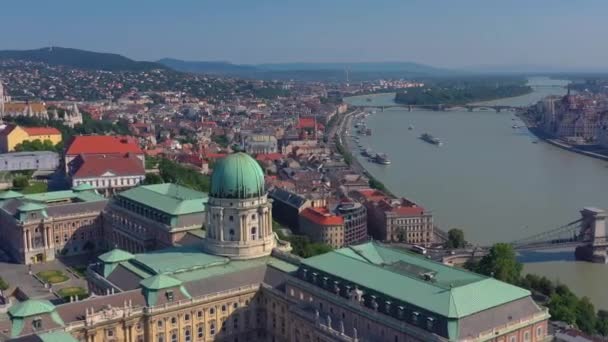 Budapest, Ungern-maj, 2019: Flygdrönarvy över Budapests historiska centrum med vacker arkitektur. — Stockvideo