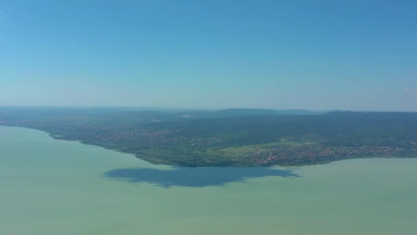 Balatonmeer, Hongarije, luchtfoto van het Hongaarse Balatonmeer in de zomer met zonnig weer. — Stockvideo