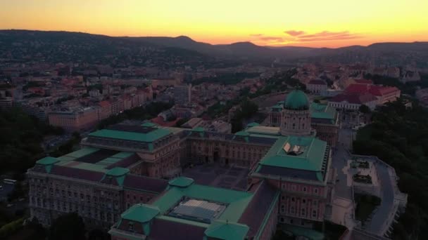 Budapest, Magyarország-május, 2019: antenna a Budapest történelmi központjától gyönyörű építészeti kilátással. — Stock videók