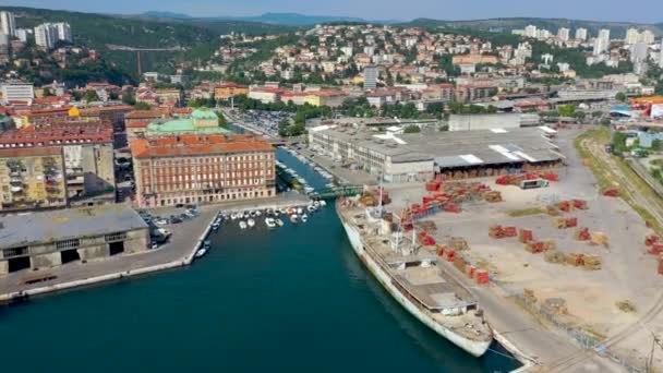 Rijeka, Kroatië-mei, 2019: bovenaanzicht drone schot van Rijeka stad aan de kust van de Adriatische Zee. Stad van bovenaf. — Stockvideo