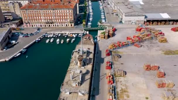 RIJEKA, CROÁCIA - MAIO, 2019: Drone de visão aérea disparado do porto da cidade de Rijeka na costa do mar Adriático . — Vídeo de Stock
