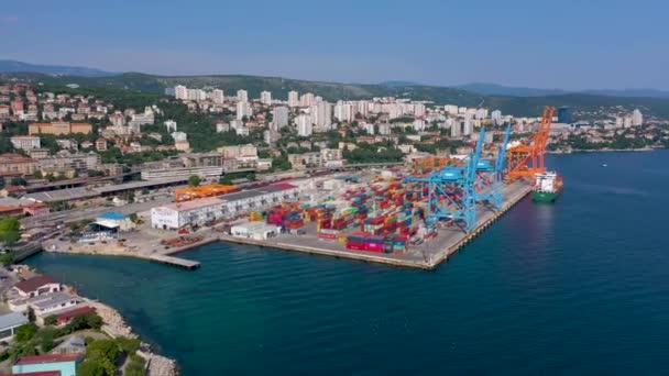 Rijeka, Kroatië-mei, 2019: bovenaanzicht drone shot van Rijeka stad haven aan de Adriatische Zee kust. — Stockvideo