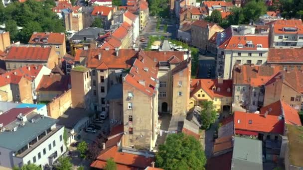 ザグレブ、クロアチア - 2019年5月:上空からザグレブ市の空中写真ドローンショット. — ストック動画
