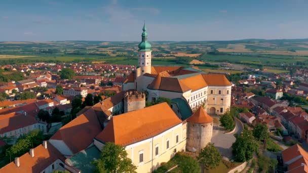 Vista aérea do Castelo de Mikulov e centro da cidade velha de Mikulov, Morávia do Sul, República Checa . — Vídeo de Stock