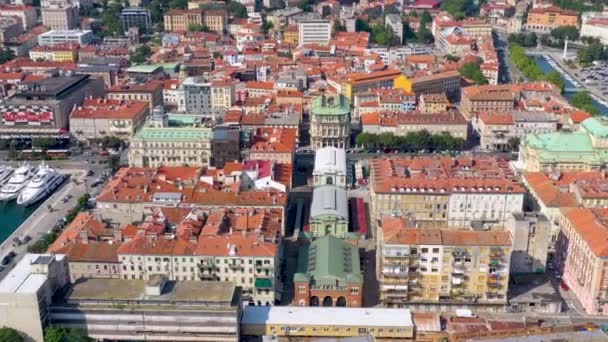 Rijeka, kroatien - mai 2019: Drohne aus der luft geschossen von rijeka stadt an der adriatischen meerküste. Stadt von oben. — Stockvideo