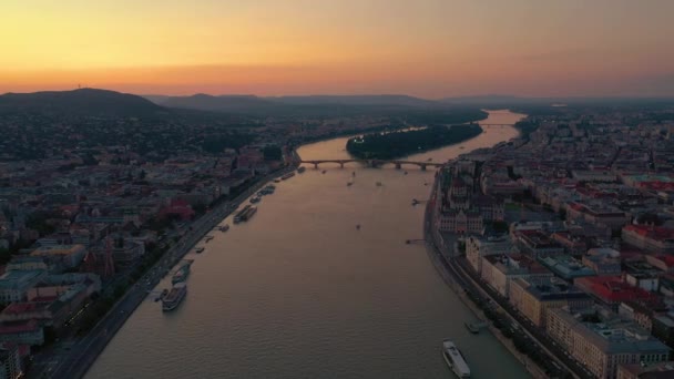 BUDAPEST, HONGRIE - MAI 2019 : Vue aérienne par drone du centre historique de Budapest avec une belle architecture . — Video