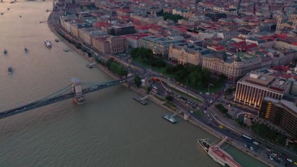 Boedapest, Hongarije-mei, 2019: luchtfoto drone uitzicht van Budapest City Historical Centre met prachtige architectuur. — Stockvideo