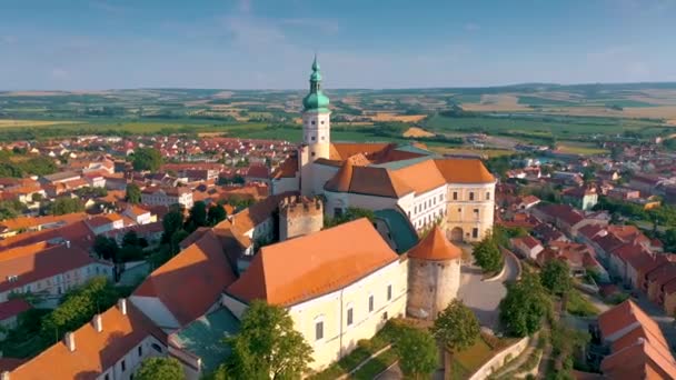 Vista aérea del castillo de Mikulov y el casco antiguo de Mikulov, Moravia del Sur, República Checa . — Vídeos de Stock