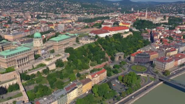 Budapest, ungarn - mai 2019: Drohnenaufnahme des historischen Zentrums von Budapest mit schöner Architektur. — Stockvideo