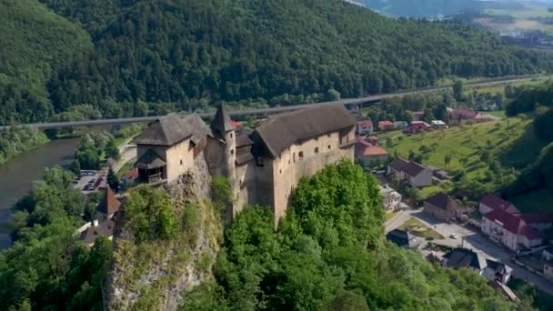 Kasteel van Orava in Slowakije. Middeleeuws fort op extreem hoge en steile klif aan de rivier de Orava. — Stockvideo