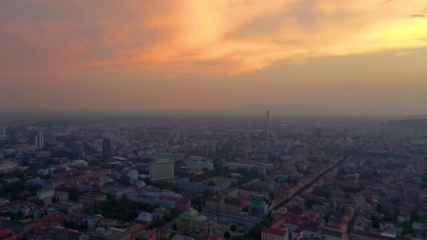 자그레브, 크로아티아 - 2019년 5월: 위에서 자그레브 시의 공중 보기 드론 샷. — 비디오