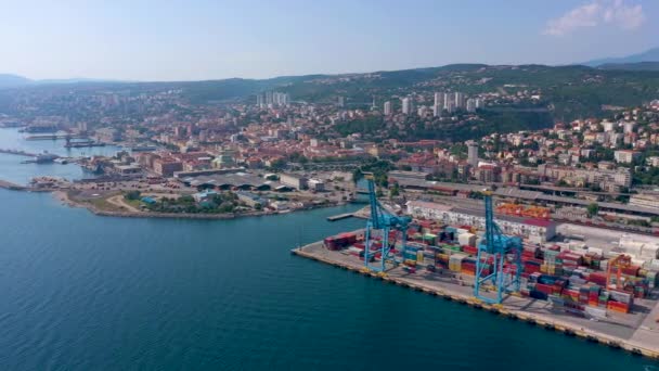 Rijeka, Horvátország-május, 2019: légifelvételek drone lövés Rijeka városi kikötő az Adriai-tenger partján. — Stock videók