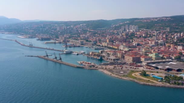 리예카, 크로아티아 - 2019년 5월: 아드리아 해 연안에 있는 리예카 시의 공중 보기 드론 샷. 위에서 도시. — 비디오