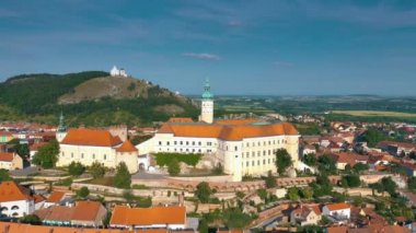 Mikulov Kalesi ve eski kent merkezine Mikulov, South Moravia, Çek Cumhuriyeti Hava görünümünü.