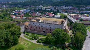Dağlar ile çevrili Slovak kasabasında Zvolen kale havadan görünümü.